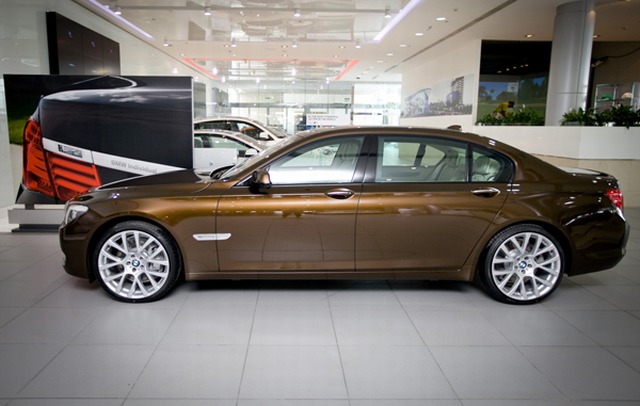 bmw_7-serie_40_years_uae_limited_edition_01